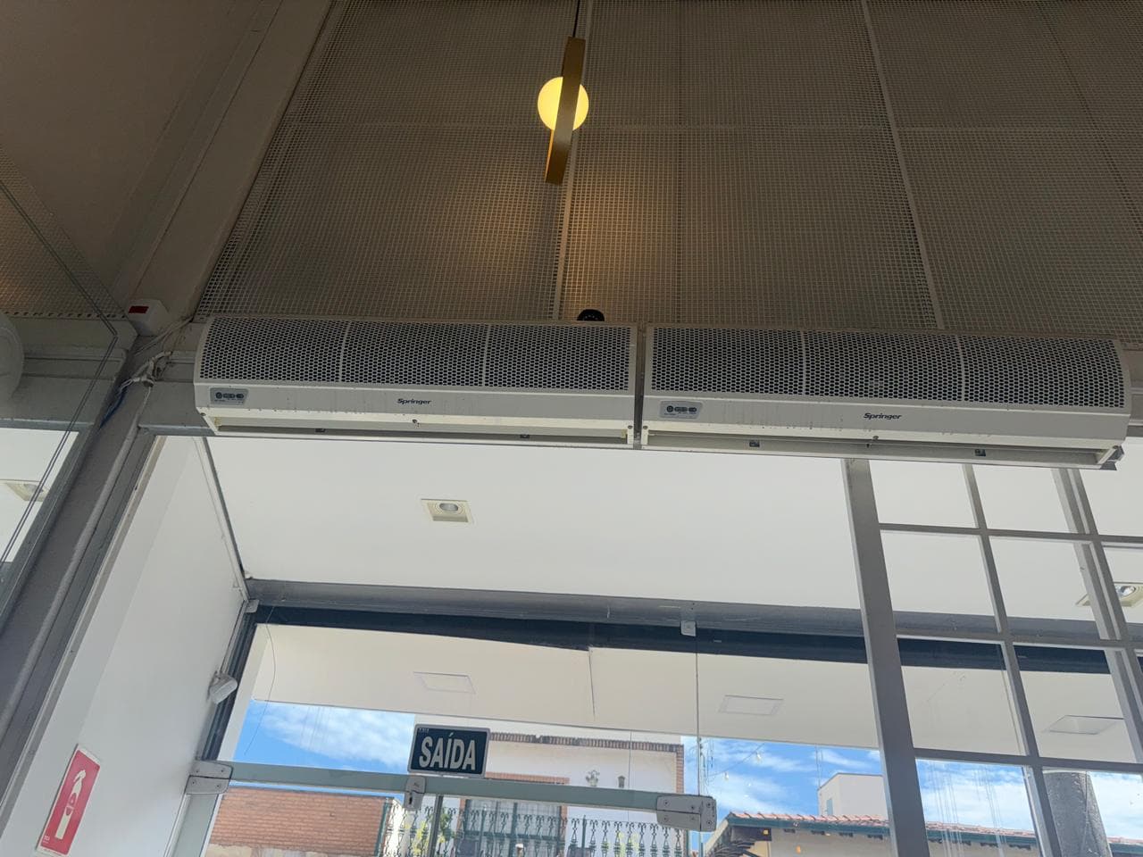 As duas cortinas de ar instaladas sobre a entrada do imóvel da Rua José Bonifácio, 507
