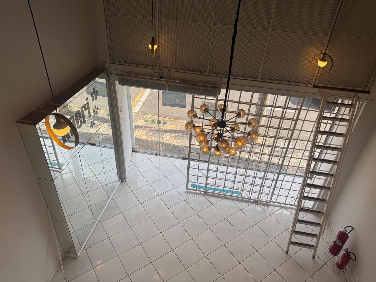 Vista do mezanino do imóvel da Rua José Bonifácio, 507, em direção à vitrine de vidro voltada para a rua