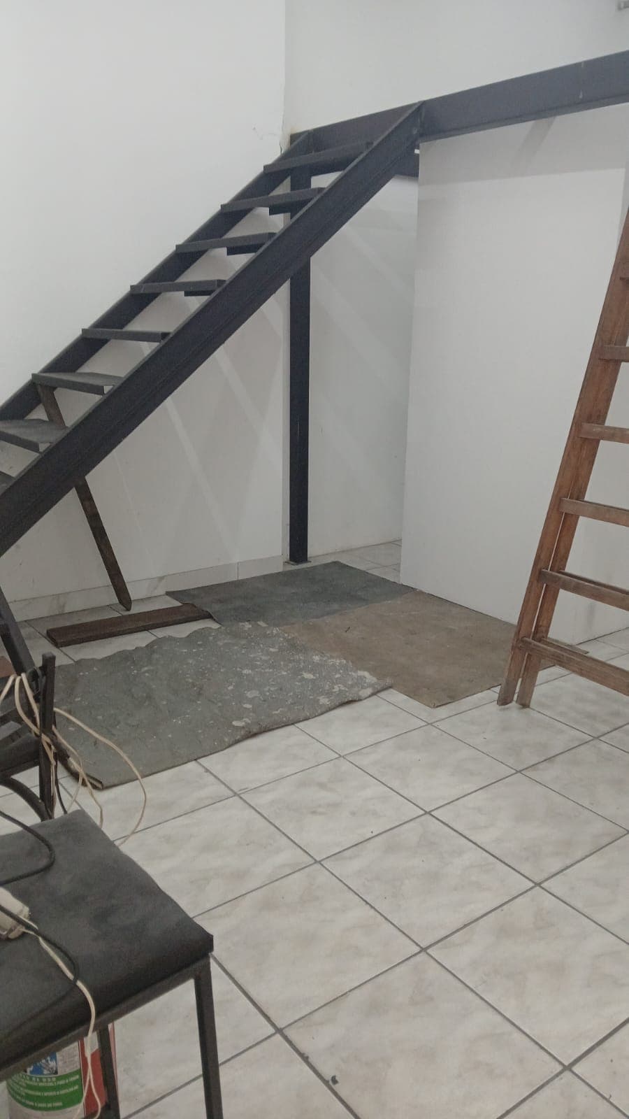 Escada metálica de acesso ao mezanino do imóvel da Rua 7 de Setembro, 665