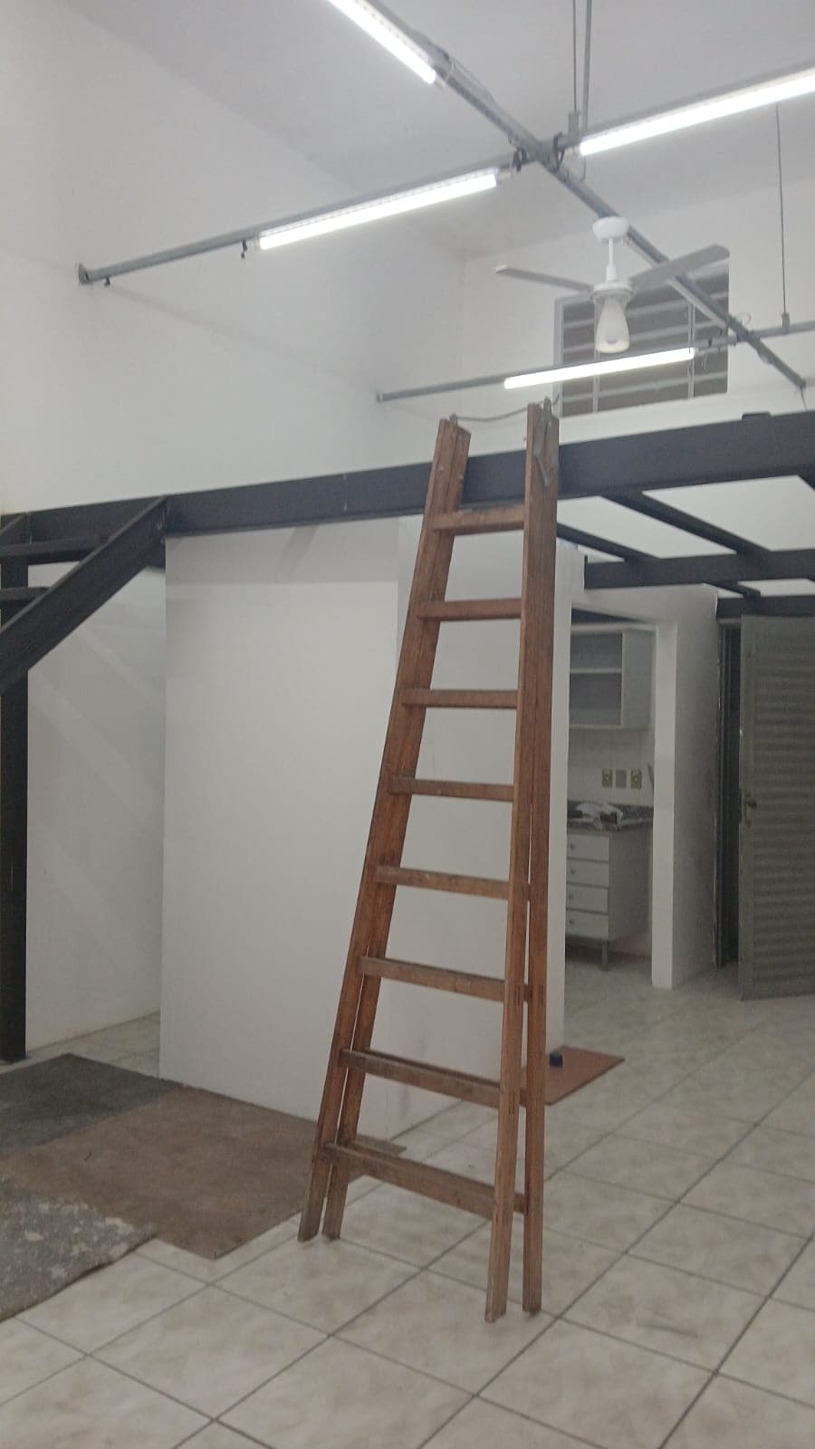 Estrutura metálica do mezanino do imóvel da Rua 7 de Setembro, 665, na área dos fundos